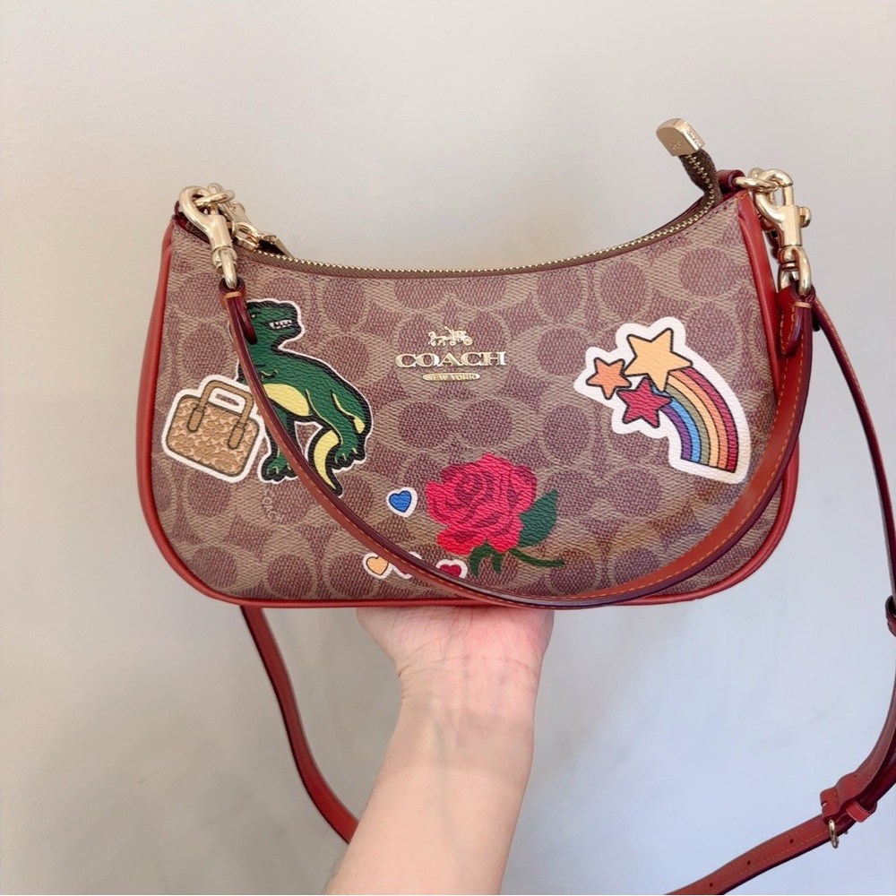 NWT Coach Teri Shoulder Bag In Signature Canvas With Sticker Print CV939